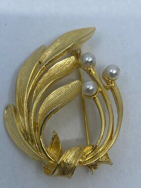 Vtg art nouveau gold tone faux pearl ribbon leaves brooch